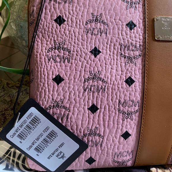 ⛔️SOLD⛔️Auth.MCM logo Diamond Leather zip clutch - Picture 7 of 15